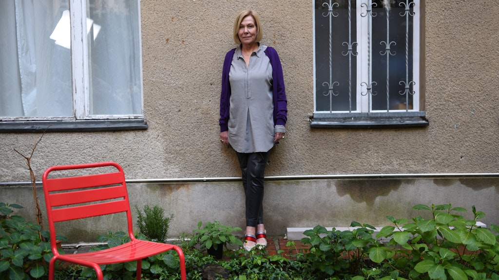 „Die Corona-Krise bedroht den Bestand des Buchhandels. Wir hängen alle am selben Baum.“ Karin Graf im Hof ihres Büros in Charlottenburg.