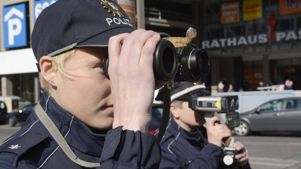 Polizisten bei der Geschwindigkeitskontrolle. 