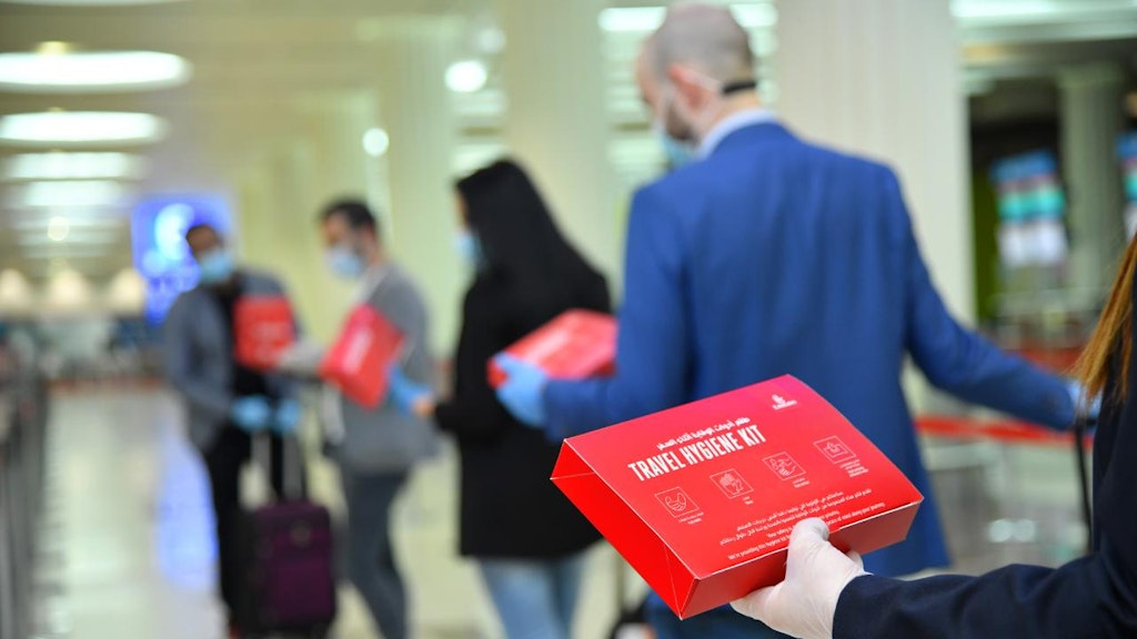 Emirates gibt seinen Passagieren beim Boarding ein extra entwickeltes Hygiene-Kit mit. 