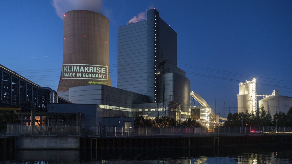 Greenpeace-Projektion auf dem Kühlturm des Steinkohlekraftwerks Datteln 4.<br>