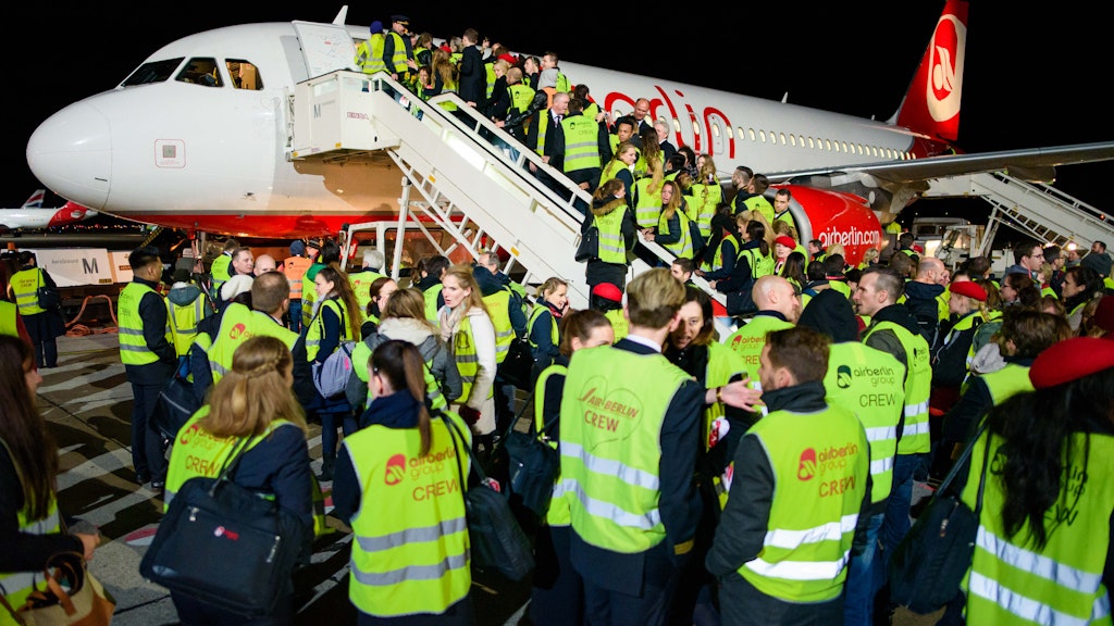 Mitarbeiter von Air Berlin auf dem Flughafen Berlin-Tegel nach der Landung der letzten Maschine der Airline (Archivbild 2017).