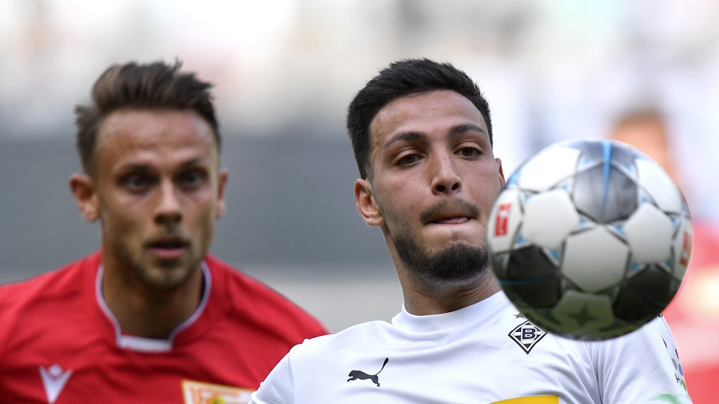 Unions Marcus Ingvartsen (l.) geht in den Zweikampf mit Ramy Bensebaini. 