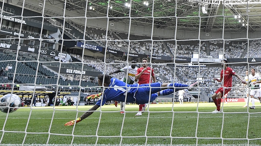 Pappkameraden ersetzen keine Fans: Unions Keeper Rafal Gikiewicz wird von Gladbachs Marcus Thuram überwunden. AP/Martin Meissner