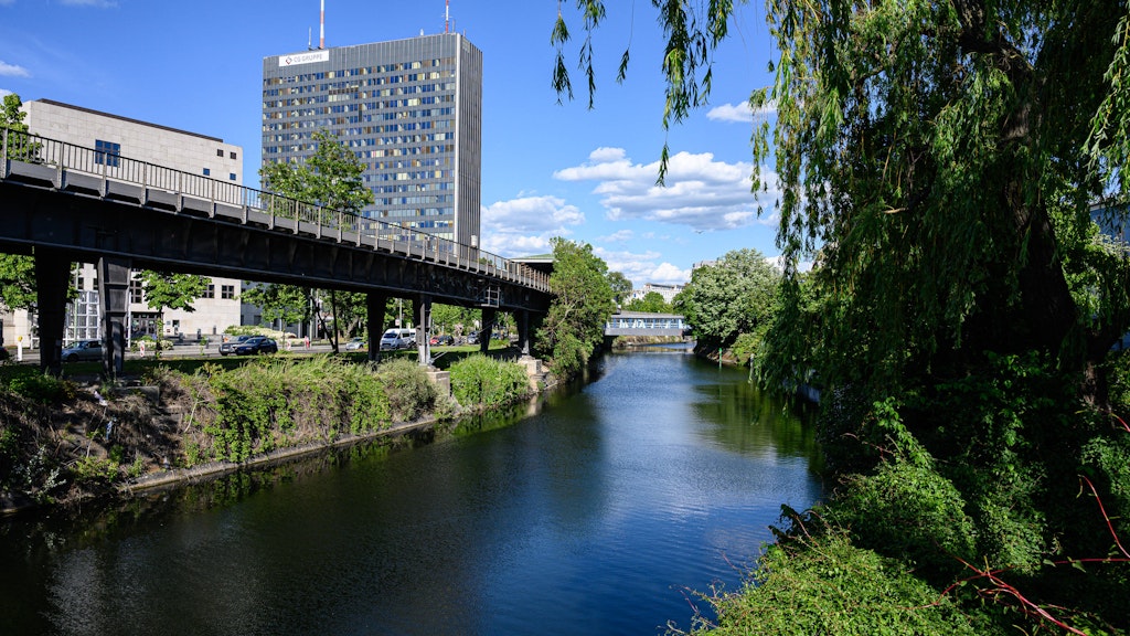 Das ehemalige Postscheckamt an der Möckernbrücke.