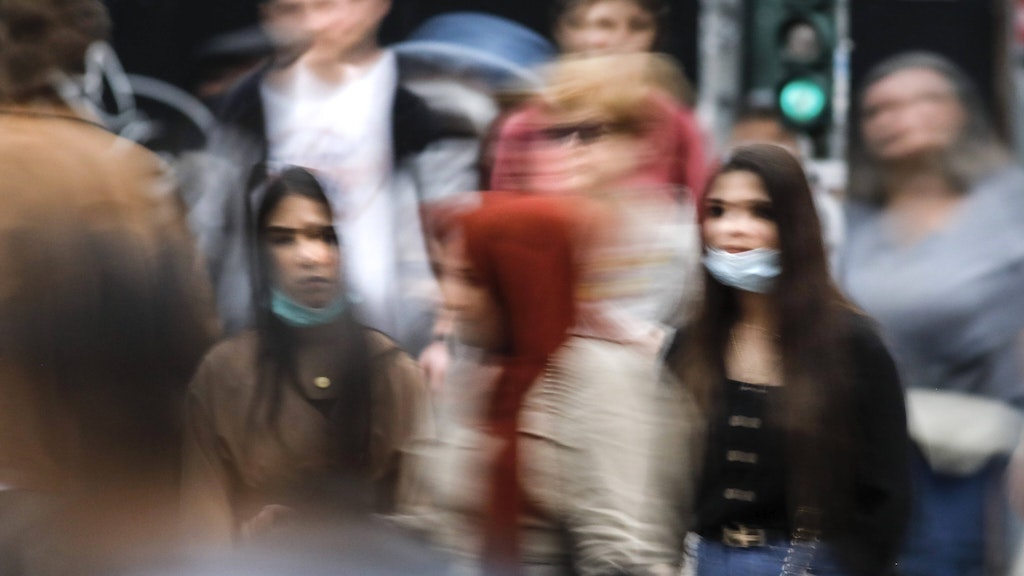 Die einen gehen raus und kehren in das Leben zurück, die anderen sind befremdet davon.