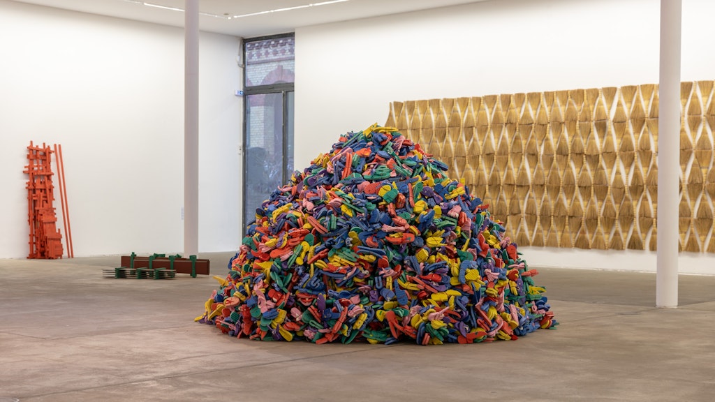 Hassan Sharifs „Slippers and Wire“ von türmen sich zu einem Berg. 