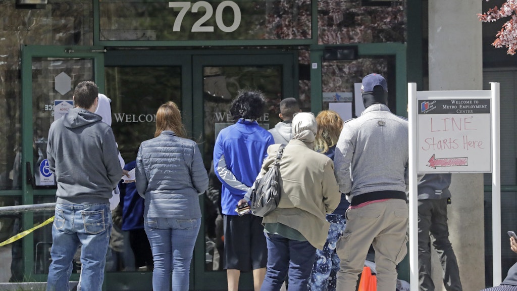 Menschen warten vor einem Arbeitsamt in Salt Lake City, USA