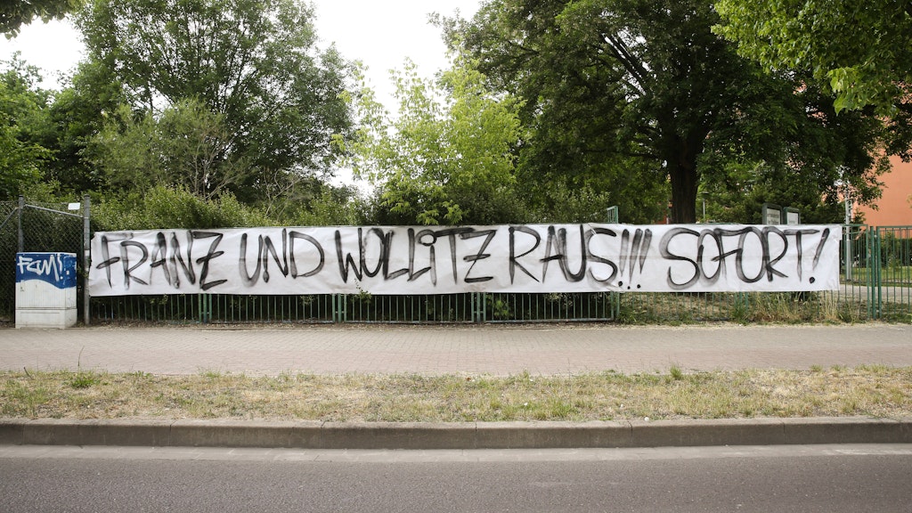 Fans des FCM fordern die Entlassung von Wollitz – und von Sportdirektor Maik Franz.