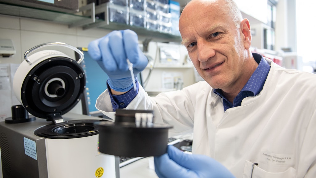 Ulf Dittmer, Leiter des Instituts für Virologie der Uniklinik Essen, arbeitet in einem Labor an der sogenannten PCR-Maschine. 