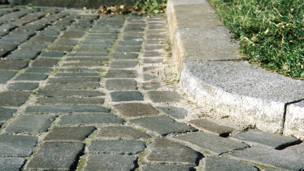 Stolperfalle Bordsteinkante.