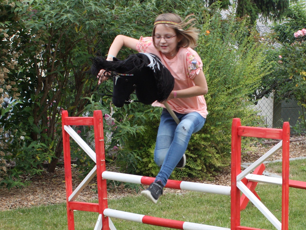 Früh übt sich: Die zehnjährige Melina Gardt aus Rheinland-Pfalz beim Reittraining mit dem Steckenpferd. 