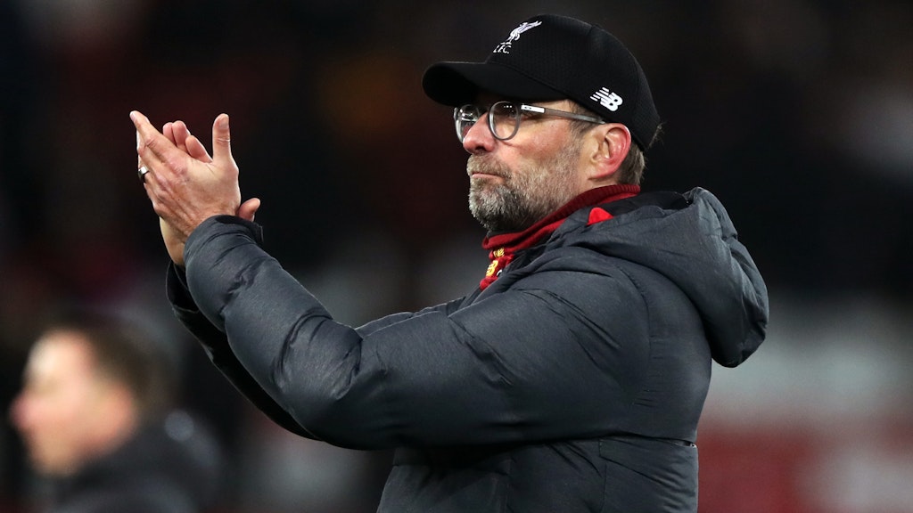 Liverpools Trainer Jürgen Klopp musste sich vor der Corona-Pause in der Premier League noch warm anziehen.