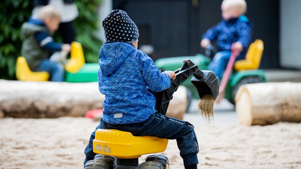 Kinder spielen auf dem Spielplatz.