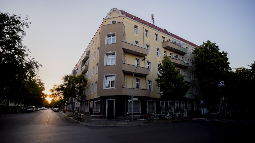 Der unter Quarantäne gestellte Wohnblock in Neukölln.
