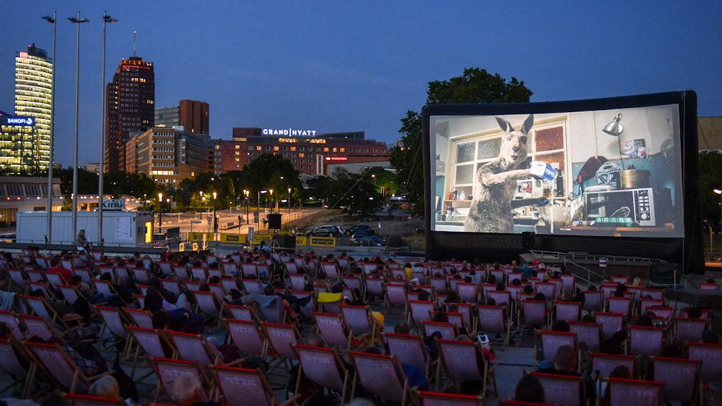 Bei einer Open-Air-Premiere im Arte Sommerkino Kulturforum am Potsdamer Platz wird der deutsche Kinofilm "Die Känguru-Chroniken reloaded" gezeigt. 
