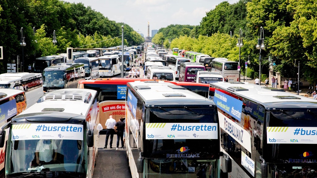 Reisebusse blockieren die Straße des 17. Juni. Die Reiseunternehmer wollen mit der Aktion auf ihre wirtschaftliche Misere aufgrund der Corona-Krise aufmerksam machen.