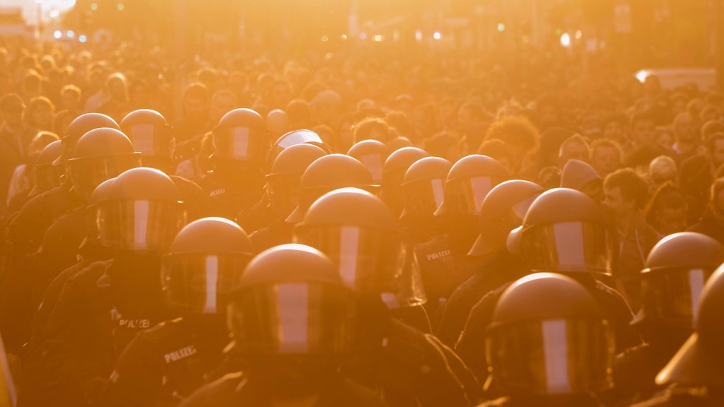 Polizisten begleiten die Revolutionäre 1. Mai-Demonstration im Abendrot.