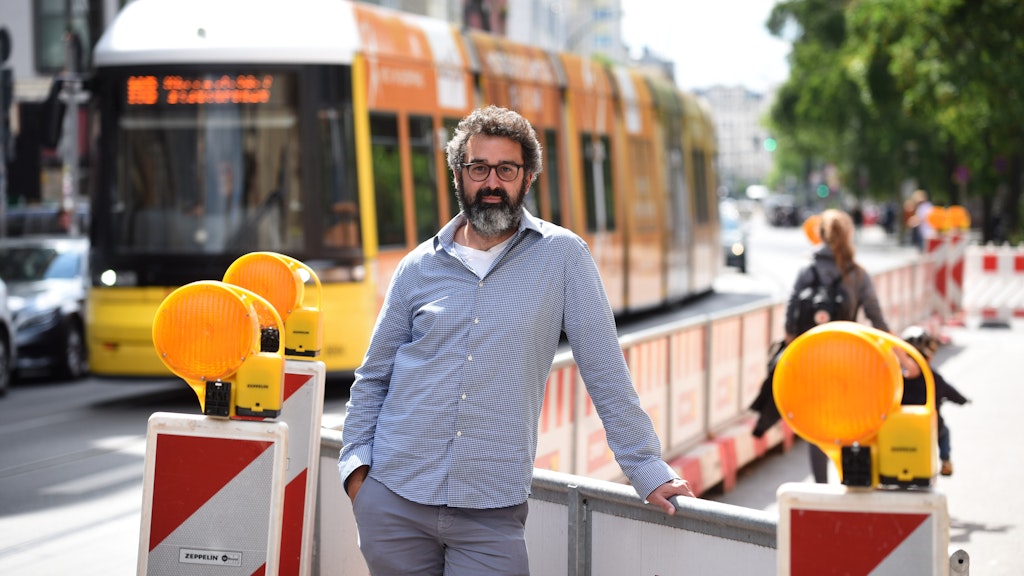 Julian Kopmann kämpft für Radspuren und eine Verlängerung der 30er-Zone in der Invalidenstraße.