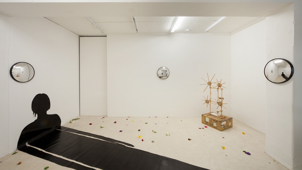 Die Galerie mit dem ulkigen Namen „Schiefe Zähne“ erweist ihren besonderen Sinn für (auch schwarzen) Humor: Angharad Williams Arbeit „Without the Scales“, 2020, lädt zum Gruseln und Amüsieren. <br>