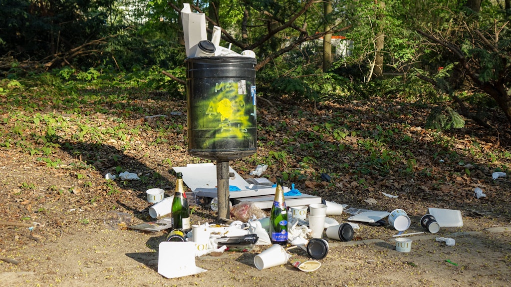 Ein Mülleimer im Tiergarten läuft über.