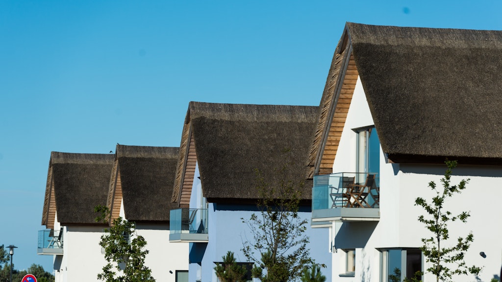 Ferienhäuser und Ferienwohnungen sind bei Urlaubern nach Branchenangaben in der Corona-Krise gefragt.