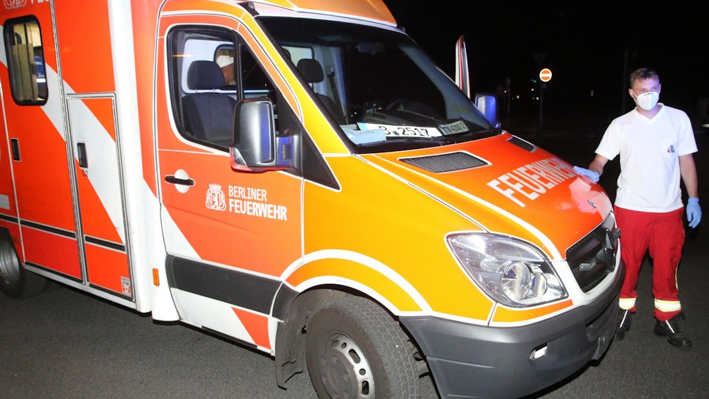 Ein Mann attackierte in der Nacht zu Freitag zwei Rettungskräfte der Feuerwehr.