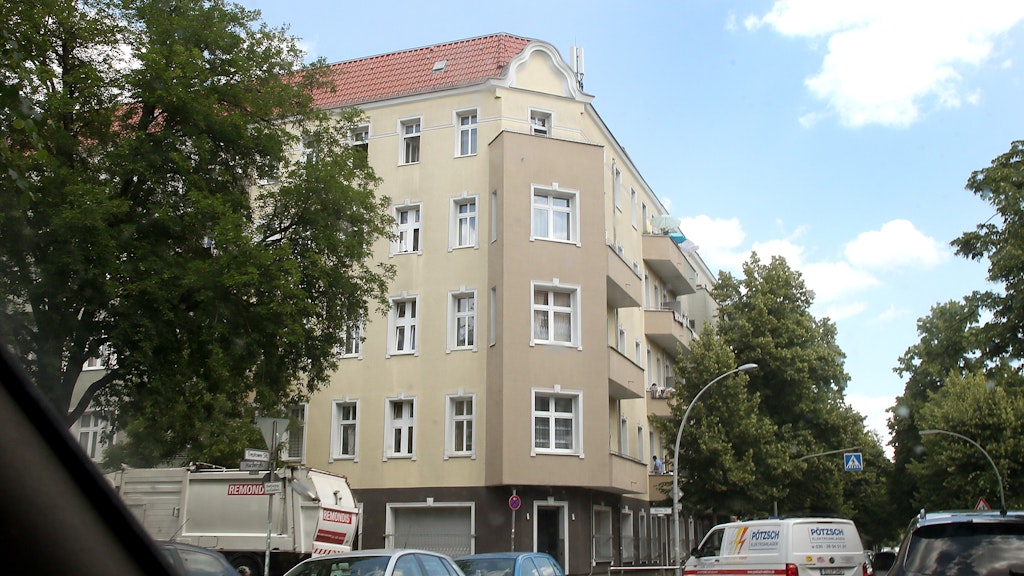 Ein Wohnhaus an der Harzer Straße in Neukölln, das unter Quarantäne gestellt wurde.