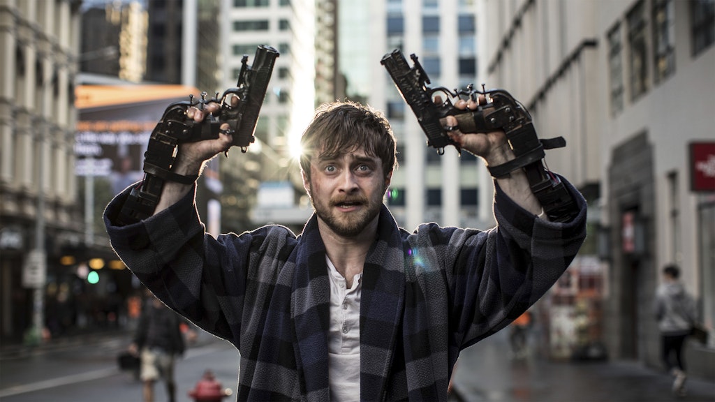 Grotesk: Daniel Radcliffe als Miles, dem zwei Pistolen an die Hände geschraubt sind, in einer Szene des Films „Guns Akimbo“.