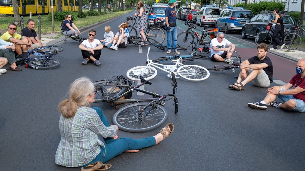 Mahnwache von RadfahrerInnen nach dem tödlichen Radunfall einer 41-Jährigen mit einer Straßenbahn am Mittwoch in Berlin-Prenzlauer Berg.
