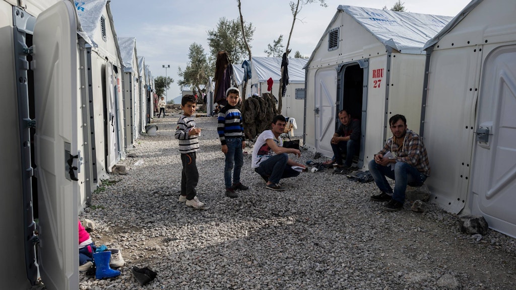 Flüchtlinge sitzen im Flüchtlingslager Kara Tepe auf Lesbos (Archiv).