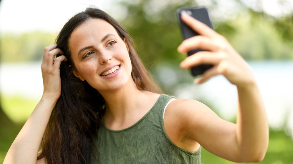 Schnell ein Selfie hochladen und mit Freunden teilen: Das macht viel Spaß – dient aber auch Überwachungssystemen als Lernfutter.