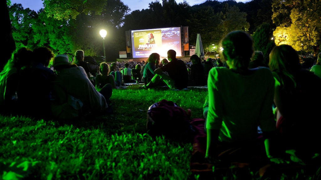Das Freiluftkino Friedrichshain startet am Dienstag in die Saison. Weitere Freiluftkinos folgen. Foto: dpa/Britta Pedersen 
