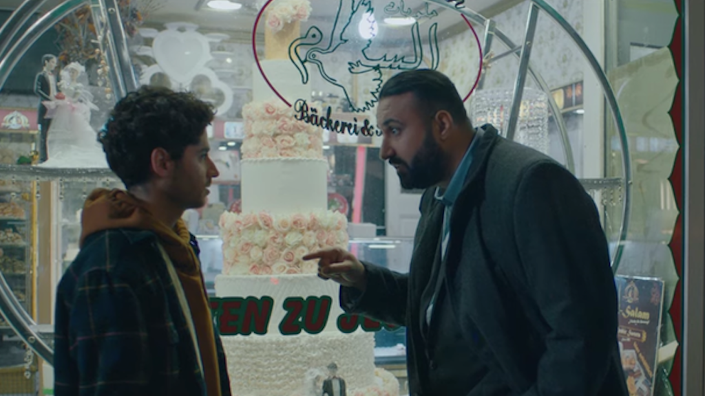 Ab in die S-Bahn, Baklava ausfahren! Alim (Rauand Taleb) bekommt von seinem Bruder (Sami Nasser) gesagt, wo es langgeht.