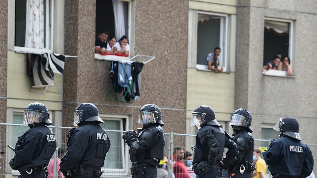 Polizisten stehen vor dem unter Quarantäne gestellten Wohngebäude in der Göttinger Innenstadt. 