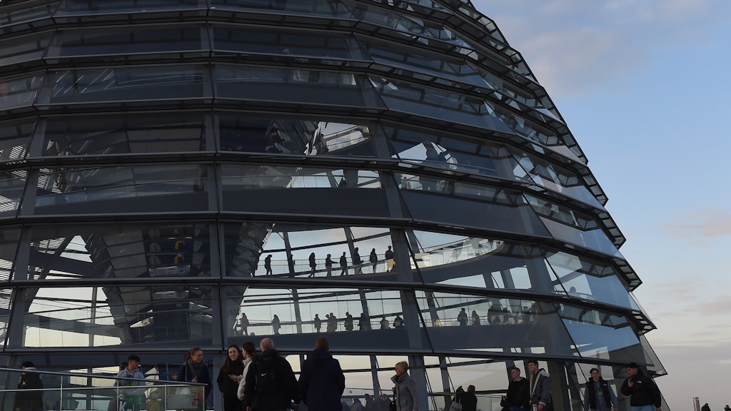 Die Kuppel des Reichstagsgebäudes im Berliner Regierungsviertel. 