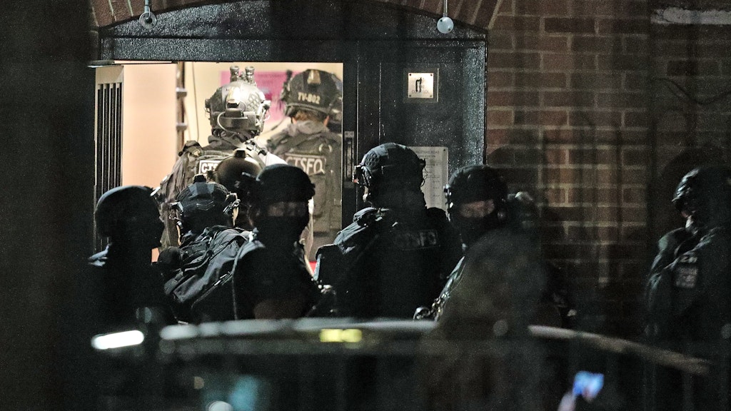 Bewaffnete Polizeibeamte in einem Wohnblock in Reading nach einem Vorfall in Forbury Gardens im Stadtzentrum.