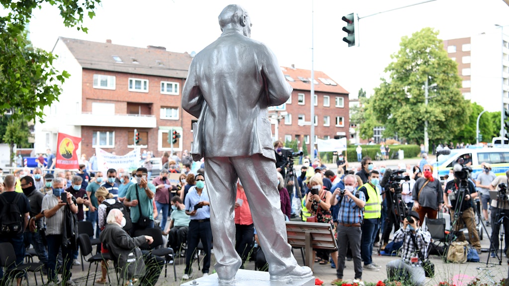 Menschen in Gelsenkirchen betrachten die 2,15 Meter hohe Lenin-Statue nach der Enthüllung. 