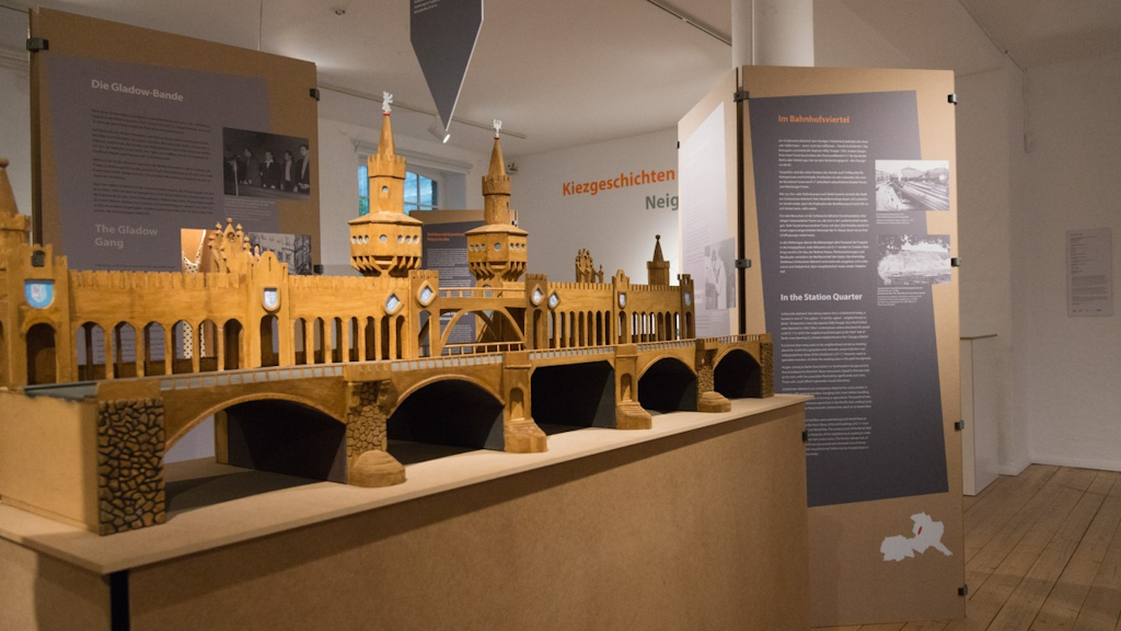 Blick in die Ausstellung und ein Modell des Wahrzeichens des Doppelbezirks: die Oberbaumbrücke, die Friedrichshain und Kreuzberg verbindet