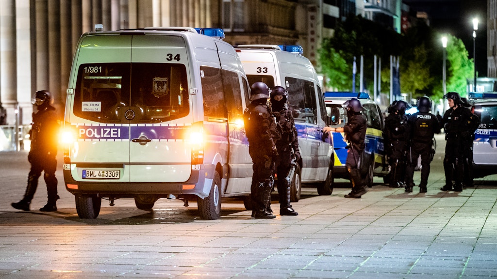 21.06.2020, Baden-Württemberg, Stuttgart: Einheiten der Polizei stehen in der Innenstadt. Mehrere Menschen randalierten in der Nacht in der Stuttgarter Innenstadt. Es kam zu Plünderungen und Gewalttaten. Foto: Christoph Schmidt/dpa +++ dpa-Bildfunk +++