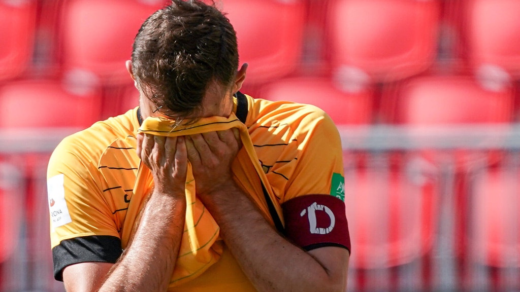 Nicht mehr zu retten: Dynamo Dresdens Florian Ballas bringt seine Enttäuschung zum Ausdruck. 