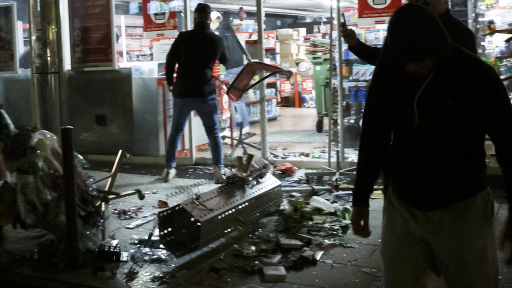 Ein eingeschlagenes Schaufenster in Stuttgart: Etwa 500 Menschen haben in der Nacht zum Sonntag in der Landeshauptstadt von Baden-Württemberg randaliert.