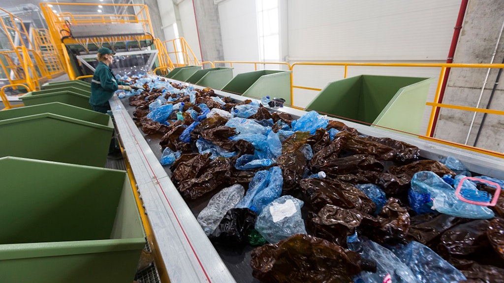 Plastikflaschen liegen auf dem Fließband der Plastik-Recyclingfabrik Greentech in Rumänien. 