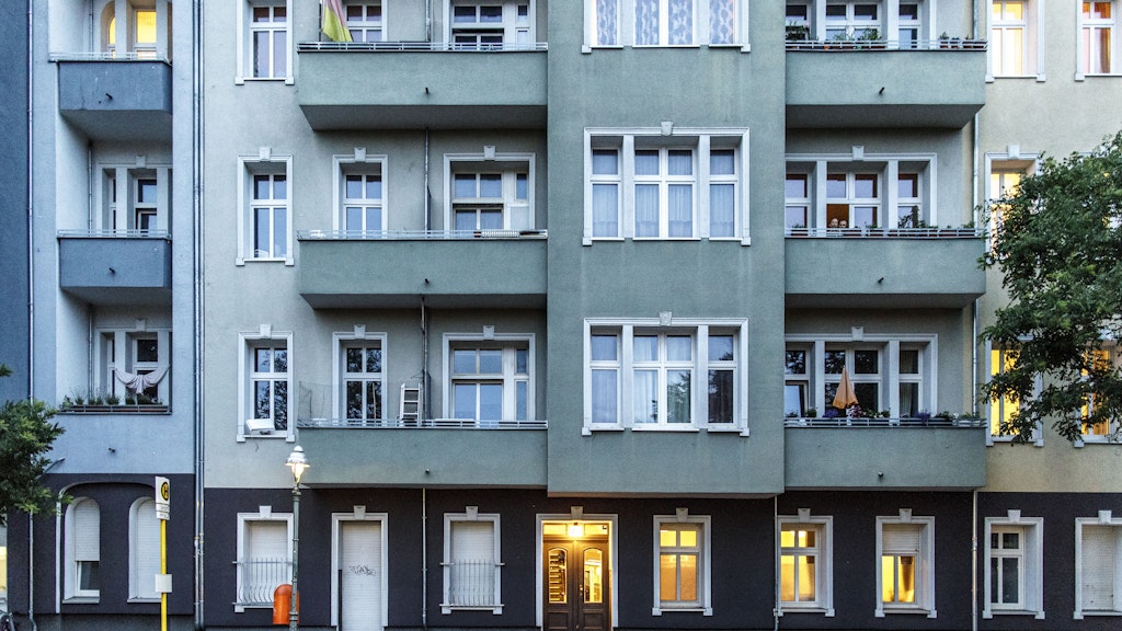 Neuköllner Wohnhaus, dessen Bewohner wegen Covid-19-Erkrankungen unter Quarantäne gestellt wurden. <br><br><br>