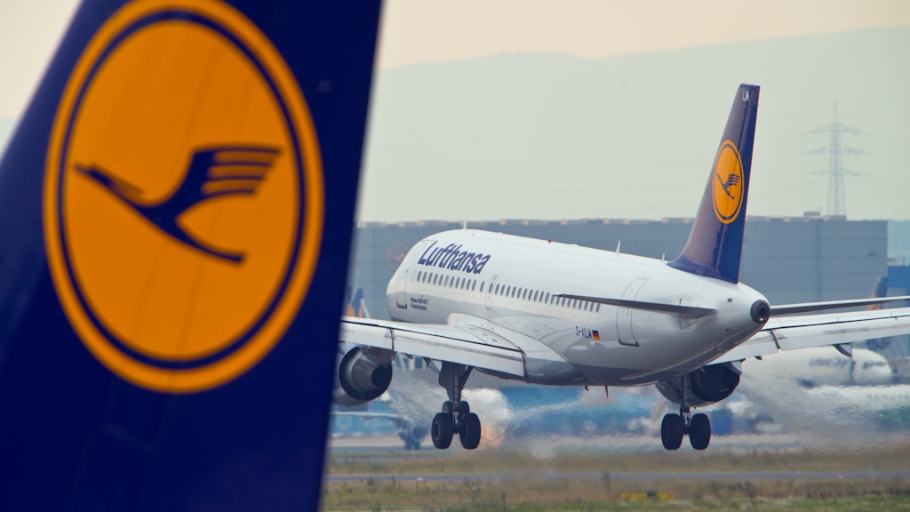 Eine Passagiermaschine der Lufthansa landet. (Symbolbild)