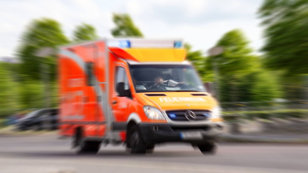 Rettungswagen im Einsatz (Symbolbild).