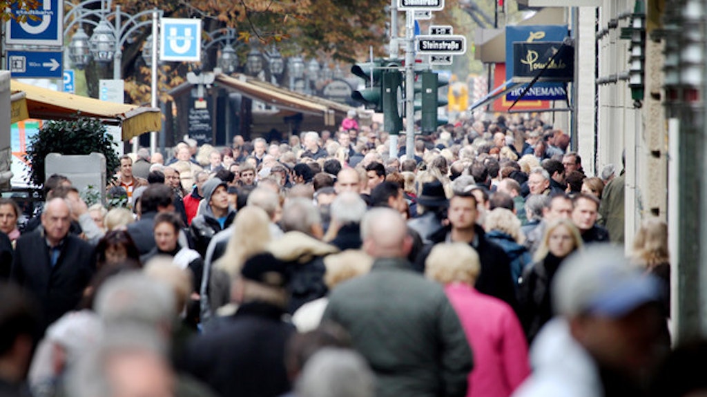 Menschen drängen sich an einem verkaufsoffenen Sonntag über die Einkaufsstraße Königsallee in Düsseldorf.