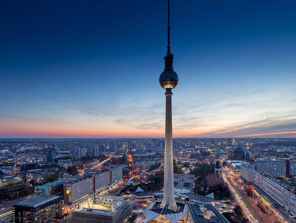 Zu Füßen des Fernsehturms erstreckt sich bis zum Humboldt-Forum eine Stadtbrache. Rechts die Marienkirche, links das Rote Rathaus, dazwischen die Alte Mitte, die ihrer Neugestaltung harrt.<br><br>