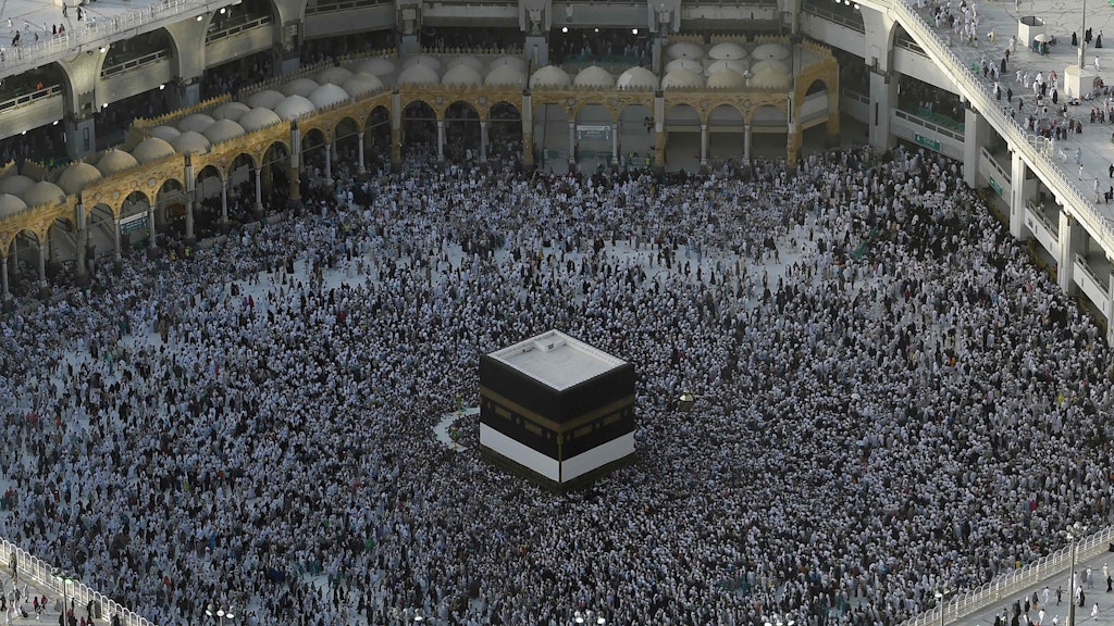Die Kaaba im Innenhof der Heiligen Moschee in Mekka ist das zentrale Heiligtums des Islams. 