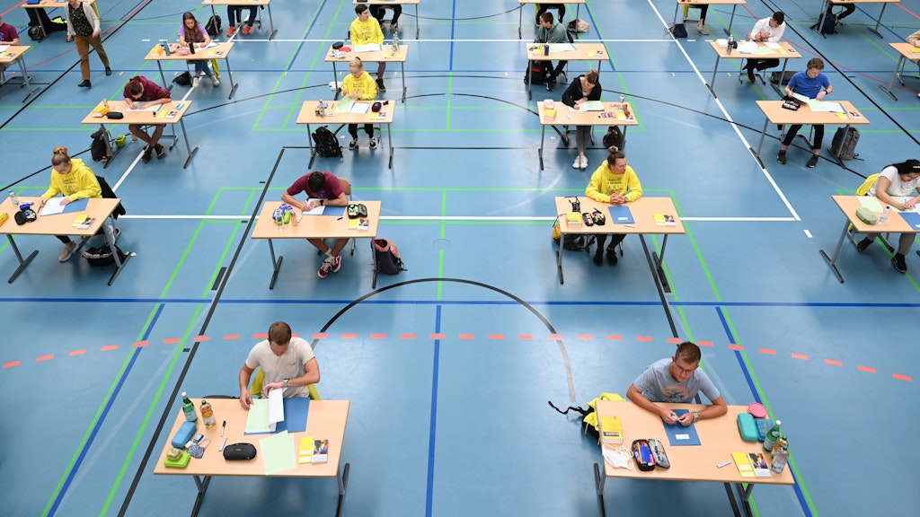 Schüler und Schülerinnen während der Deutsch-Abiturprüfung.