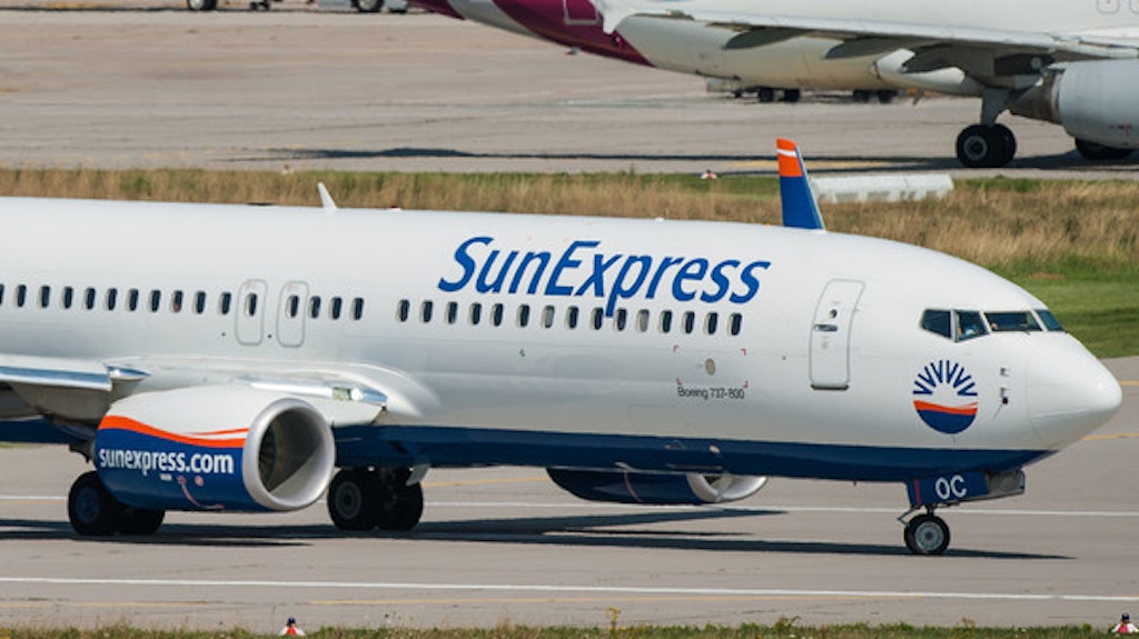 Eine Boeing 737-800 der Fluggesellschaft SunExpress rollt am Flughafen Stuttgart zur Startbahn.